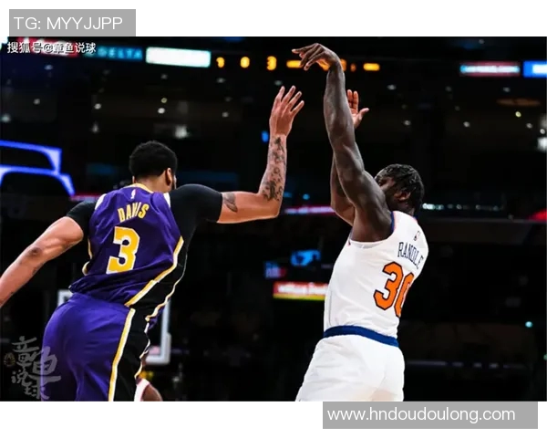 极限操作！双方争抢篮板人仰马翻 兰德尔鱼跃拿球人群中喊暂停！