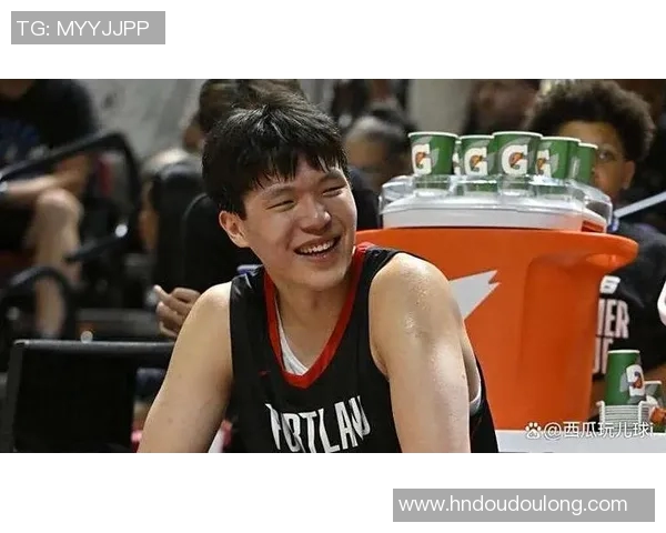 开拓者媒体人:杨瀚森有约基奇的进攻潜力 但要在比赛中展示出来 开拓者媒体人:杨瀚森有约基奇的进攻潜力 但要在比赛中展示出来