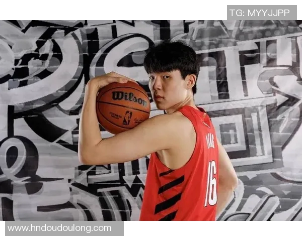 解说：杨瀚森防守挡拆时的沉退有些问题 但篮板比赛季初强多了