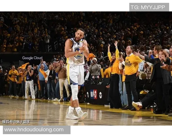 库里31分导逆转多强：45次单节20+历史第一 连续75场命中三分